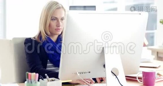 女商人使用电脑的肖像视频