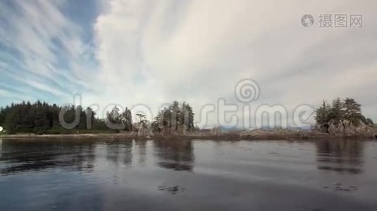 令人惊叹的风景平静的太平洋水的背景海岸在阿拉斯加。视频