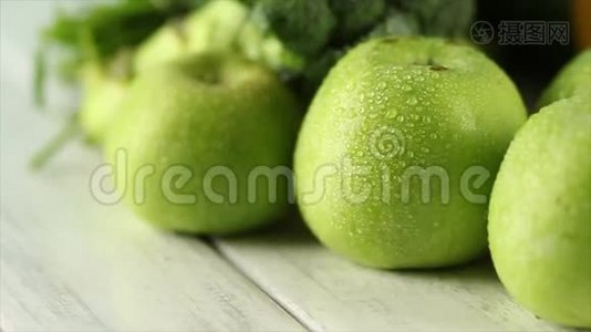 成熟的绿色苹果，木背景上有滴视频