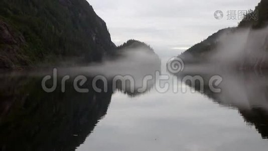 太平洋平静的水背景下雾中的山脉。视频