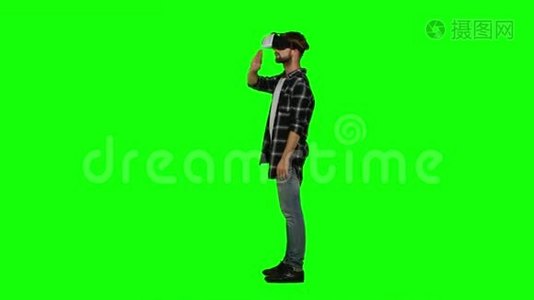 戴虚拟现实护目镜的人。 绿色屏幕视频