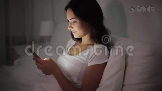 晚上在床上躺着智能手机的视频