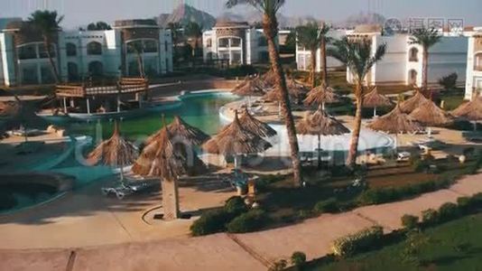埃及阳光酒店度假村，配有蓝色游泳池、棕榈树和日光浴床视频