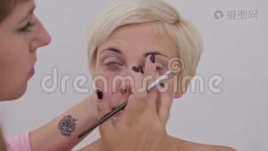 专业化妆师将奶油底眼影底漆应用于模型眼视频