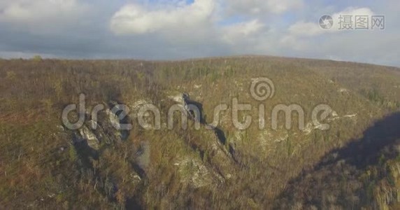 乌拉尔森林，岩石，山河.. 空中景观视频