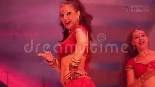 穿着印度红色西装在舞台上跳舞的女孩视频