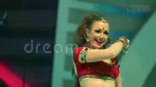 穿着印度红色西装在舞台上跳舞的女孩视频