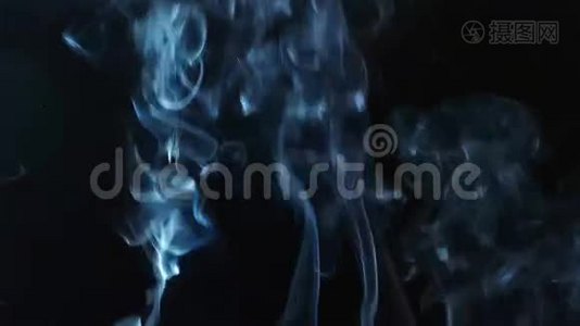 在黑色背景上吸烟视频