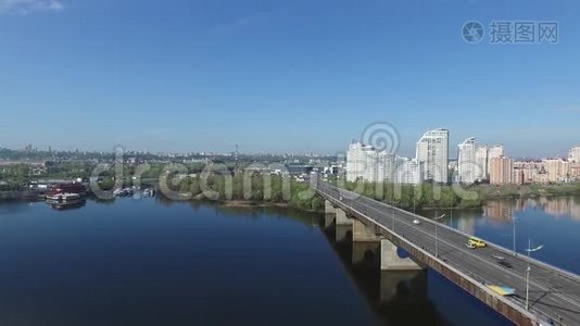 河上的桥景、道路交汇处、城市睡眠区视频