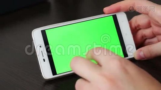 白色智能手机上的触摸屏视频