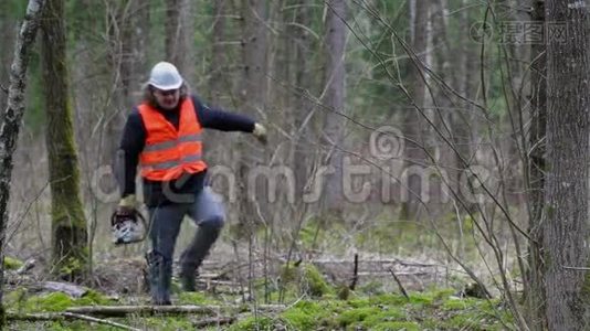 伐木工人带着电锯在森林里行走视频