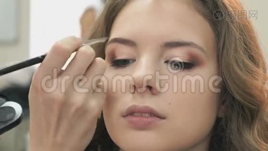 化妆师为女孩化妆视频