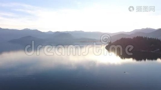 黑山斯卡达尔湖上的独木舟。 旅游皮划艇。 空中飞行视频