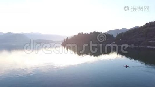 黑山斯卡达尔湖上的独木舟。 旅游皮划艇。 空中飞行视频