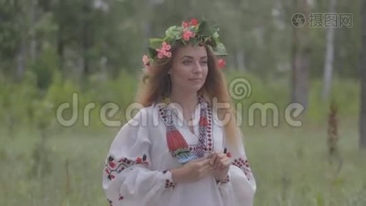 穿着白俄罗斯传统服装戴花环的年轻漂亮女孩视频
