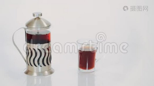 透明茶壶配茶和白底热茶杯视频