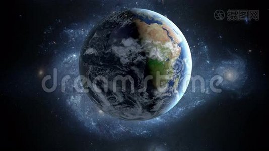 小行星，陨石飞向地球。 外层空间。 世界末日视频