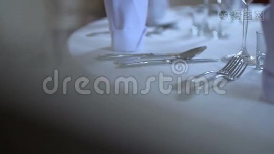 为婚礼晚餐装饰的桌子视频