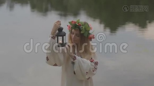 穿着白俄罗斯传统服装戴花环的年轻漂亮女孩视频