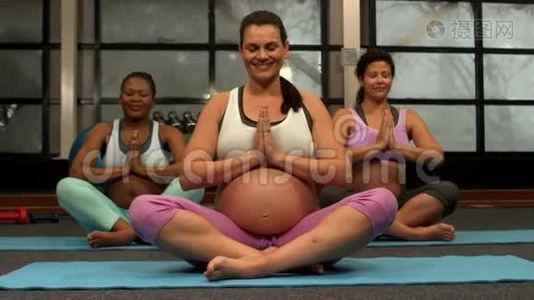 在健身房做瑜伽的孕妇视频