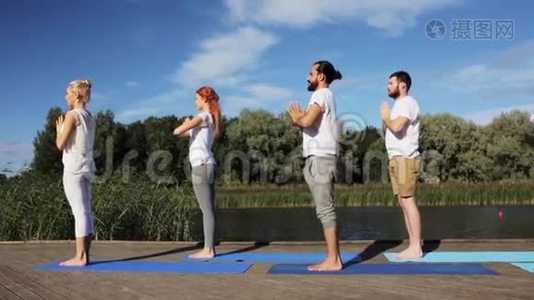 在户外做瑜伽运动的人群视频