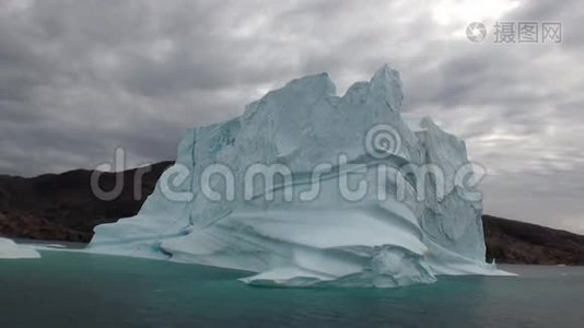 巨大的冰山漂浮在格陵兰岛周围的海洋中。视频