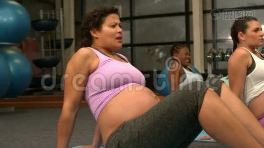 在健身房锻炼的孕妇视频