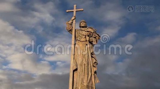 俄罗斯克里姆林宫附近莫斯科博罗维斯卡亚广场上的神圣弗拉基米尔亲王纪念碑。视频