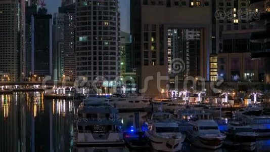 迪拜码头和运河在迪拜的夜晚到白天视频