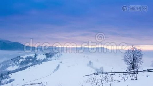 山峰伴雪风吹.. 冬季景观。 寒冷的一天，带着雪。视频