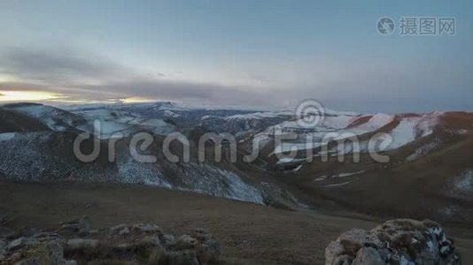 俄罗斯。 高加索山脉深秋的第一场雪视频