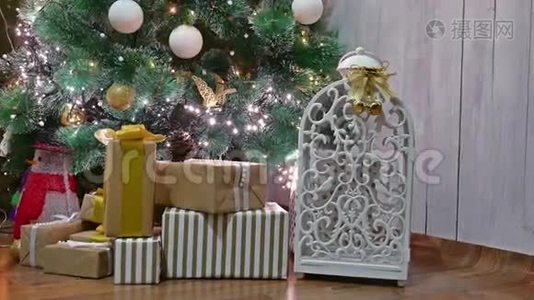 室内圣诞树和新年玩具、闪烁的房间灯和壁炉视频