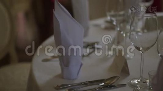 为婚礼晚餐装饰的桌子视频