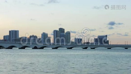 夏季日落迈阿密市中心桥水全景4k美国视频