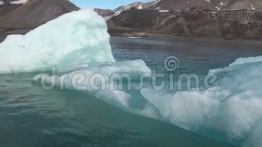 海山和反映水的大型冰山..视频