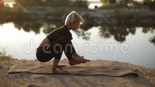 美丽的女人练习瑜伽，做不同的练习视频