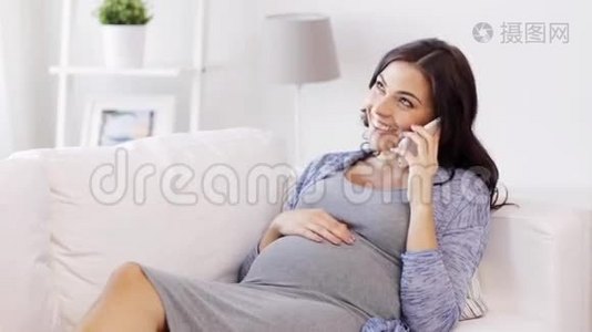 快乐的孕妇在家打电话给智能手机视频