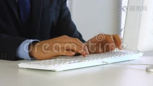商人在他的电脑上打字视频