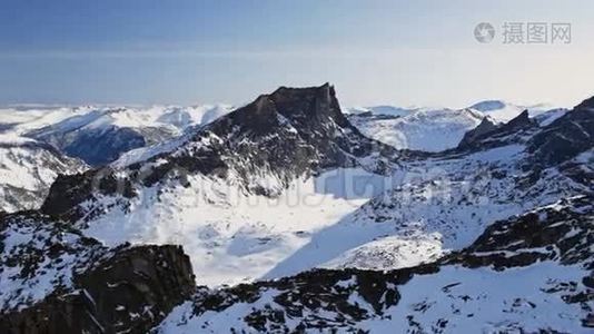 空中的山景。视频