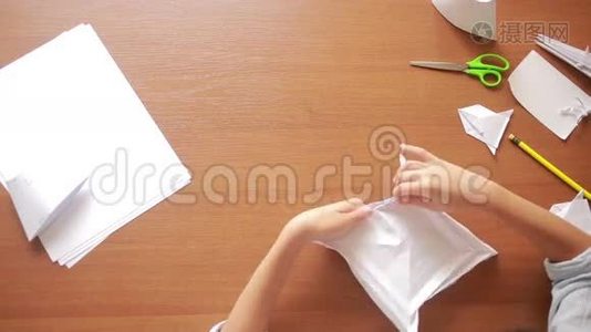 小男孩画纸艺术折纸。 业余爱好视频