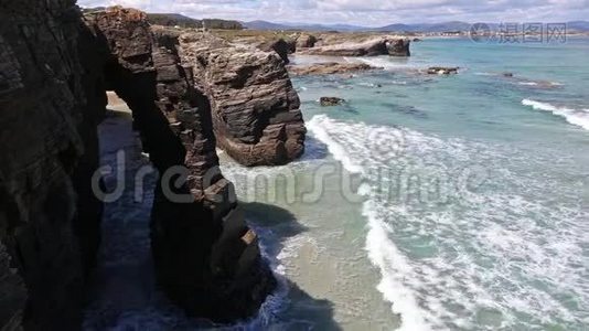 自然岩石拱门在大教堂海滩，西班牙。视频