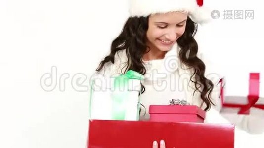 幸福的女人拿着圣诞礼物视频