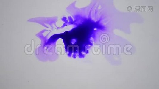 美丽的传播紫色墨水滴视频