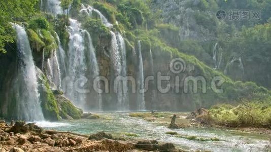 欧洲克罗地亚有瀑布的湖泊。 地点：国家公园Plitvice。视频