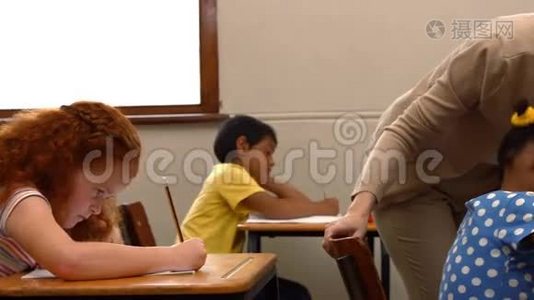 老师在课堂上帮助小女孩视频