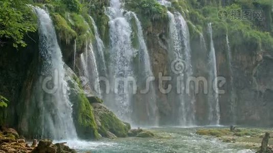 克罗地亚有瀑布的湖泊。 地点：国家公园Plitvice。视频