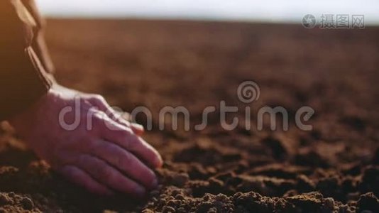 农民检查土壤。 农业背景。视频