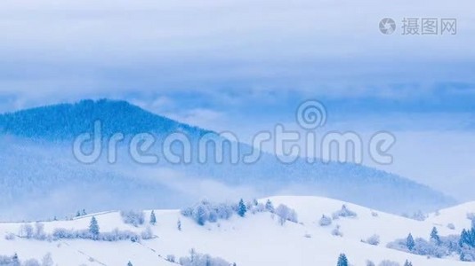 山峰伴雪风吹.. 冬季景观。 寒冷的一天，带着雪。视频