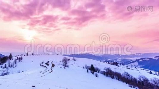 山峰伴雪风吹.. 冬季景观。 寒冷的一天，带着雪。视频