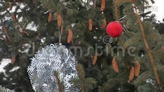 玩具球云杉冬挂冬圣诞树圣诞新年视频